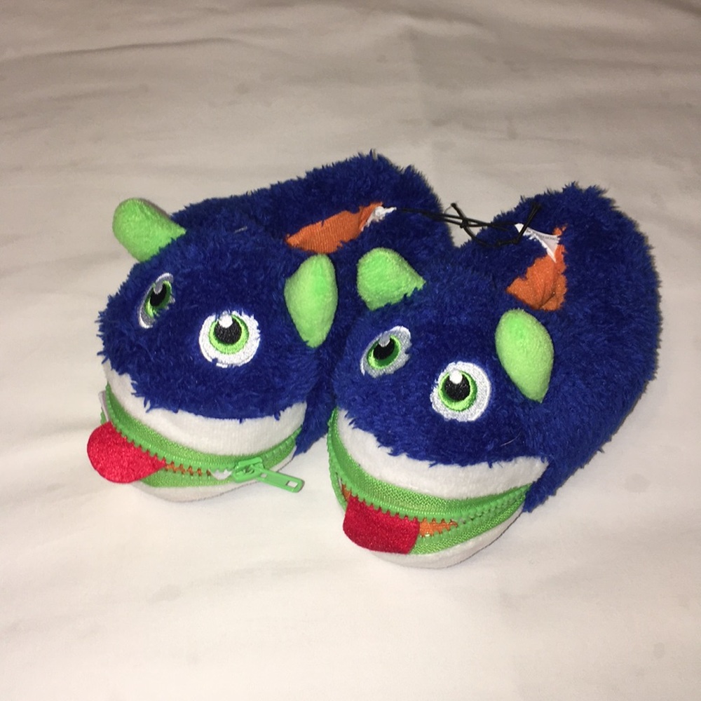 Children Slippers size 7 - 8 NWT